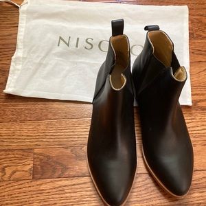 Nisolo Eva Everyday Chelsea boot- black size 9